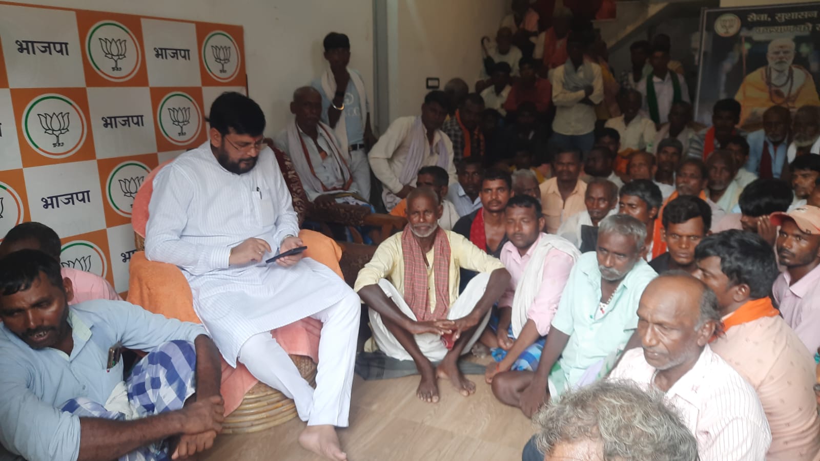 बाढ़-कटाव से परेशान दियारा वासियों ने पूर्व विधायक से लगाई गुहार